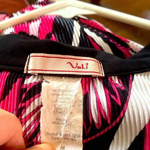 3/$15. Volume 1 psychedelic top, size M - Picture 3 of 4